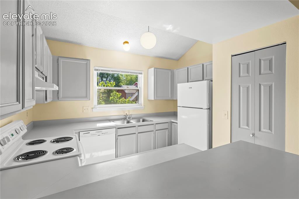 Image 26 of 32: Kitchen