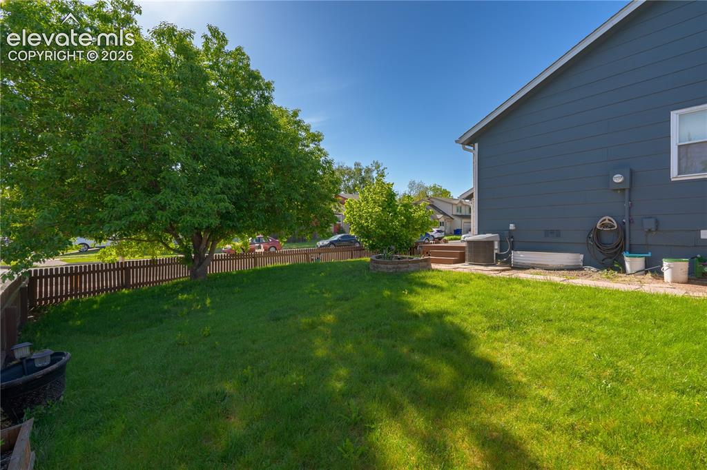 Image 5 of 32: Yard