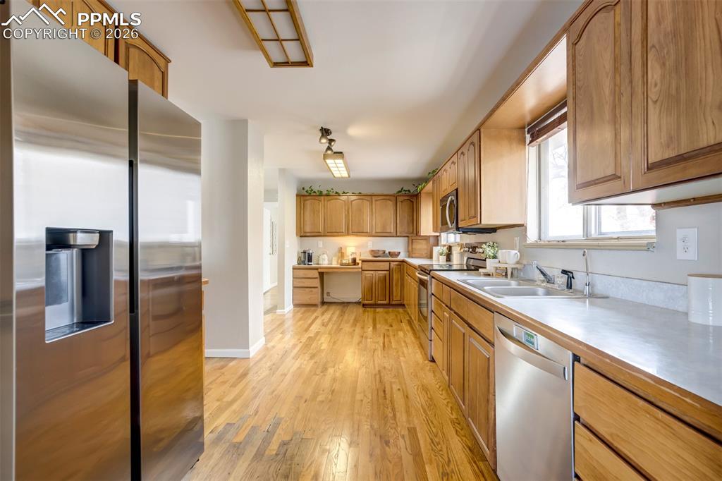 Image 10 of 47: Kitchen