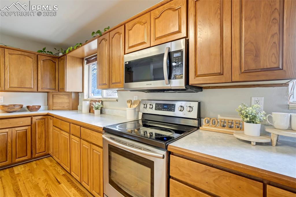 Image 11 of 47: Kitchen