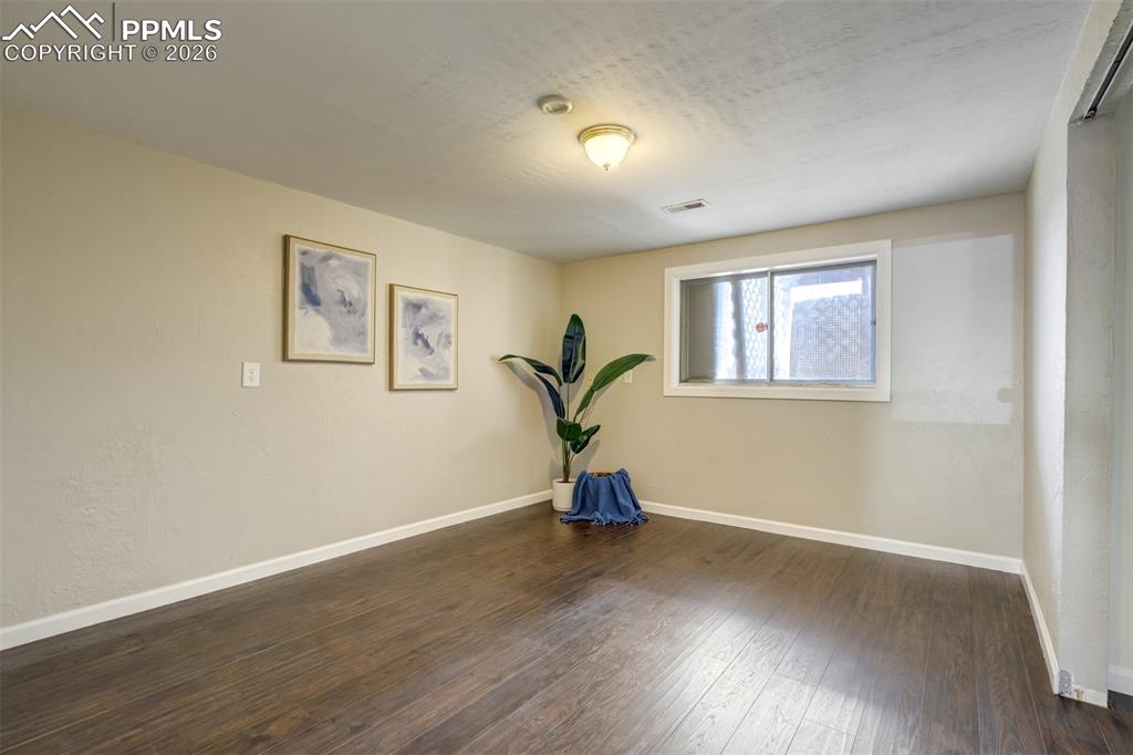 Image 31 of 47: Bedroom