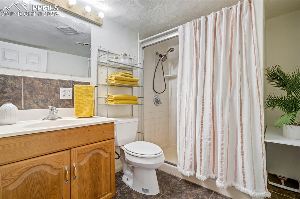 Image 32 of 47: Bathroom