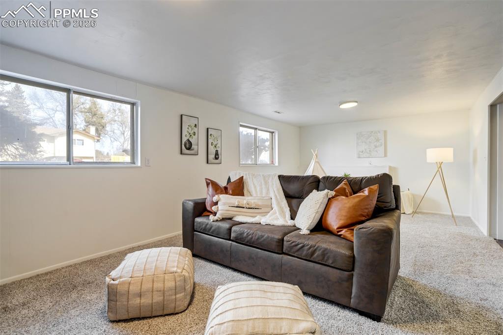 Image 35 of 47: Living Room