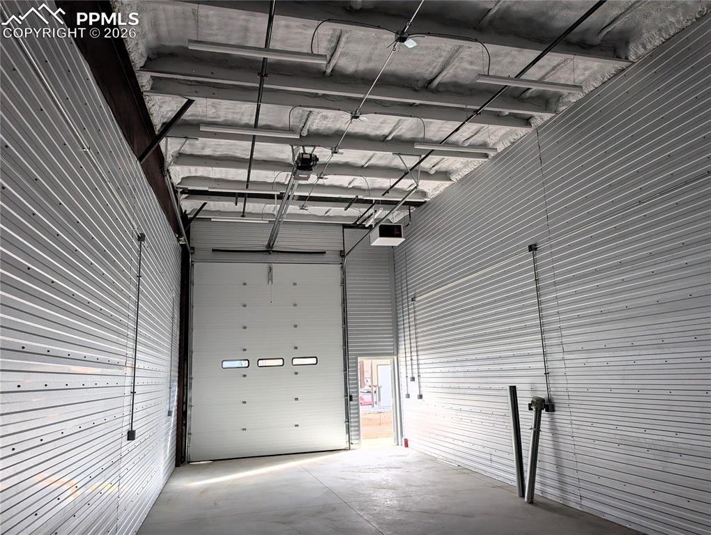 Image 2 of 10: Garage