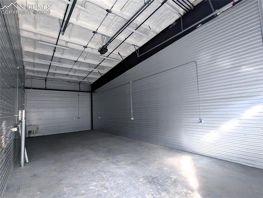 Image 3 of 10: Garage