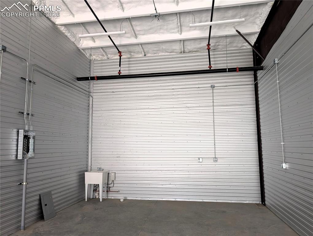 Image 4 of 10: Garage