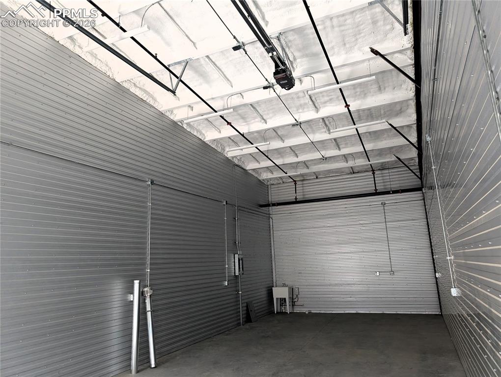 Image 6 of 10: Garage