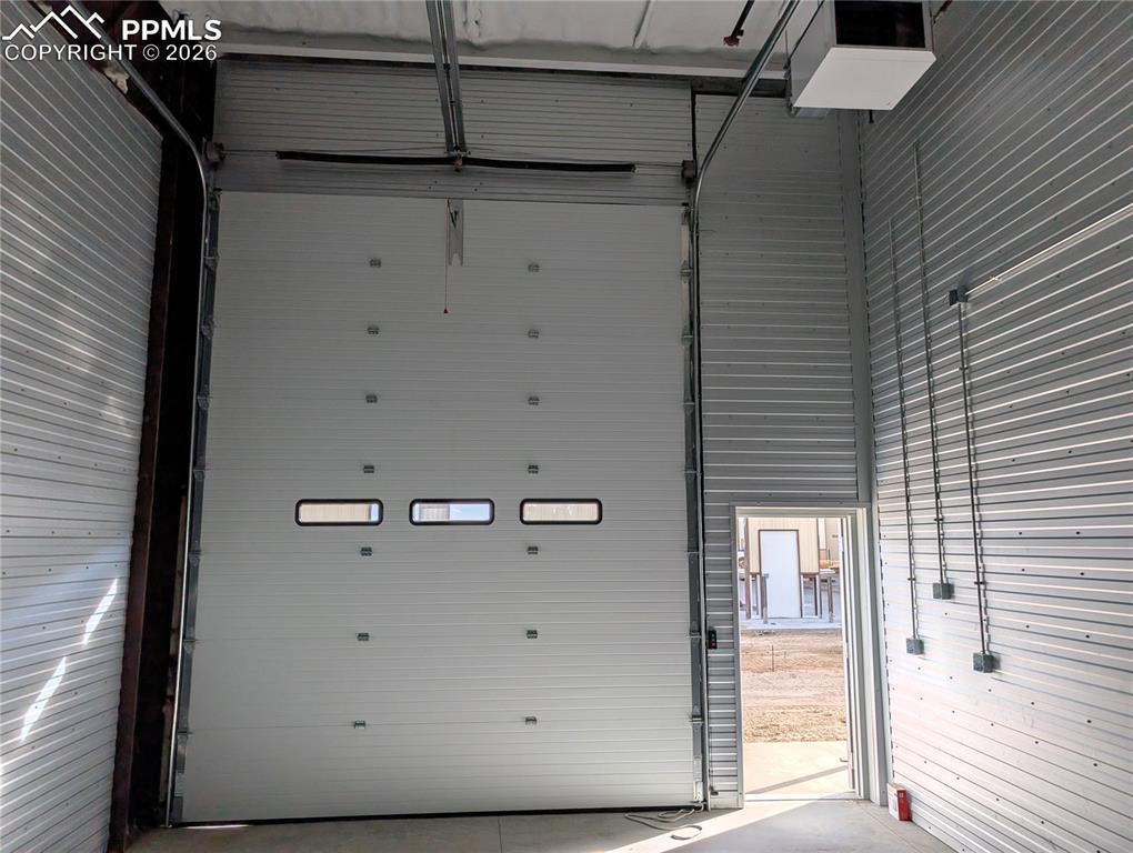 Image 7 of 10: Garage