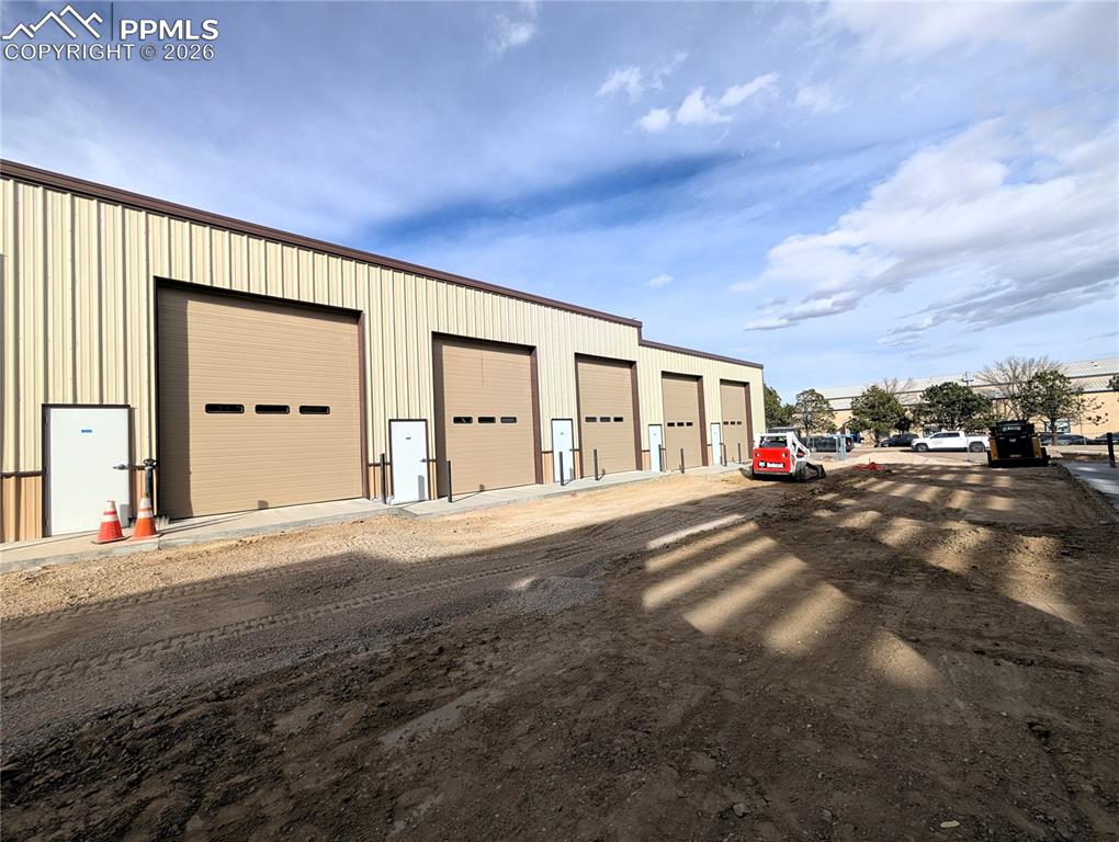 Image 9 of 10: Garage