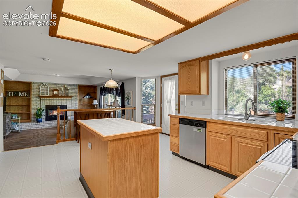 Image 10 of 32: Kitchen
