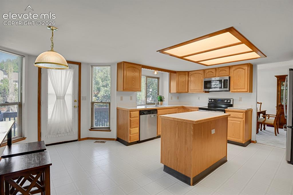 Image 12 of 32: Kitchen