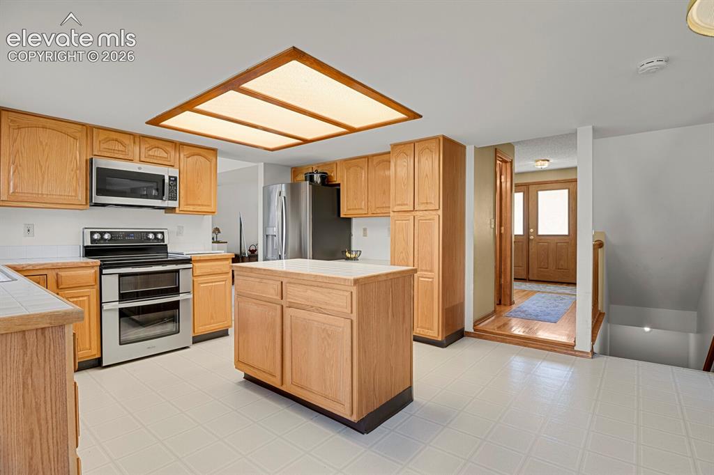 Image 13 of 32: Kitchen