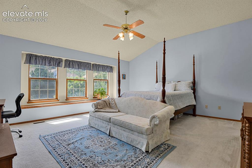 Image 19 of 32: Bedroom