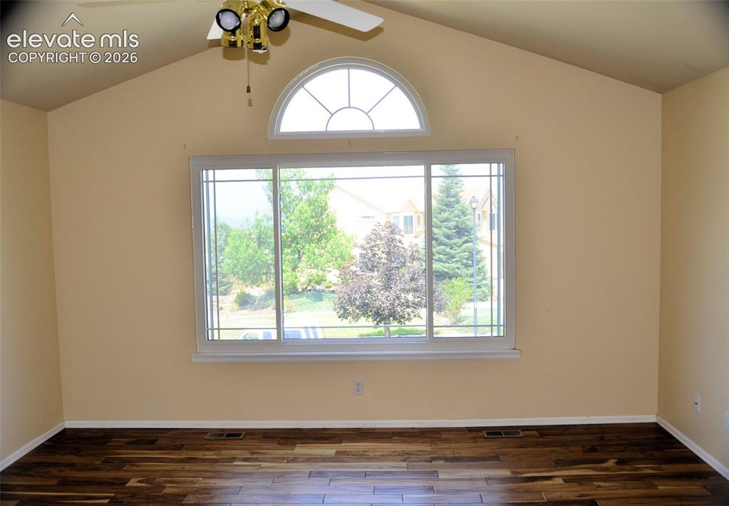 Image 11 of 17: Loft