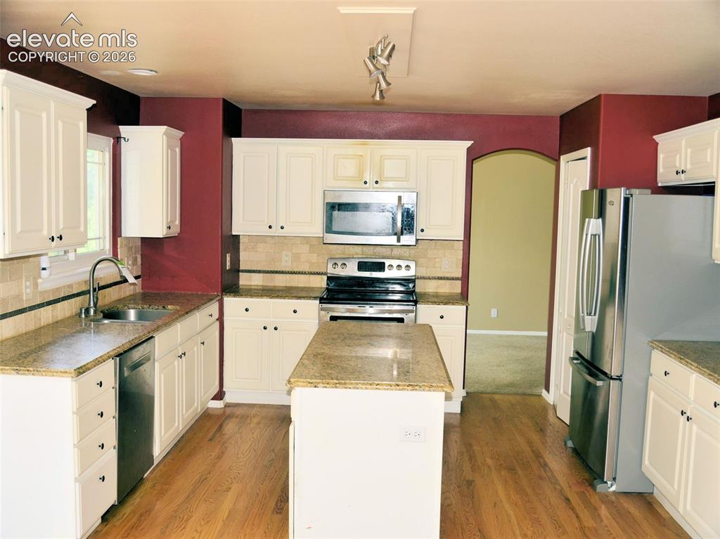 Image 3 of 17: Family Room