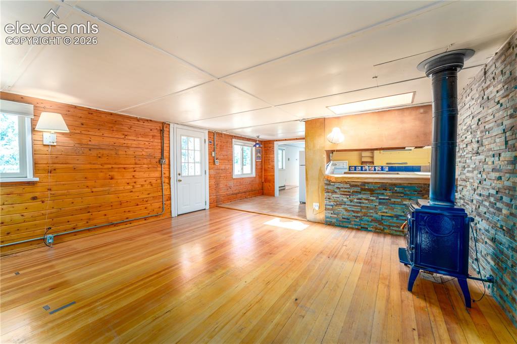 Image 4 of 27: Living Room