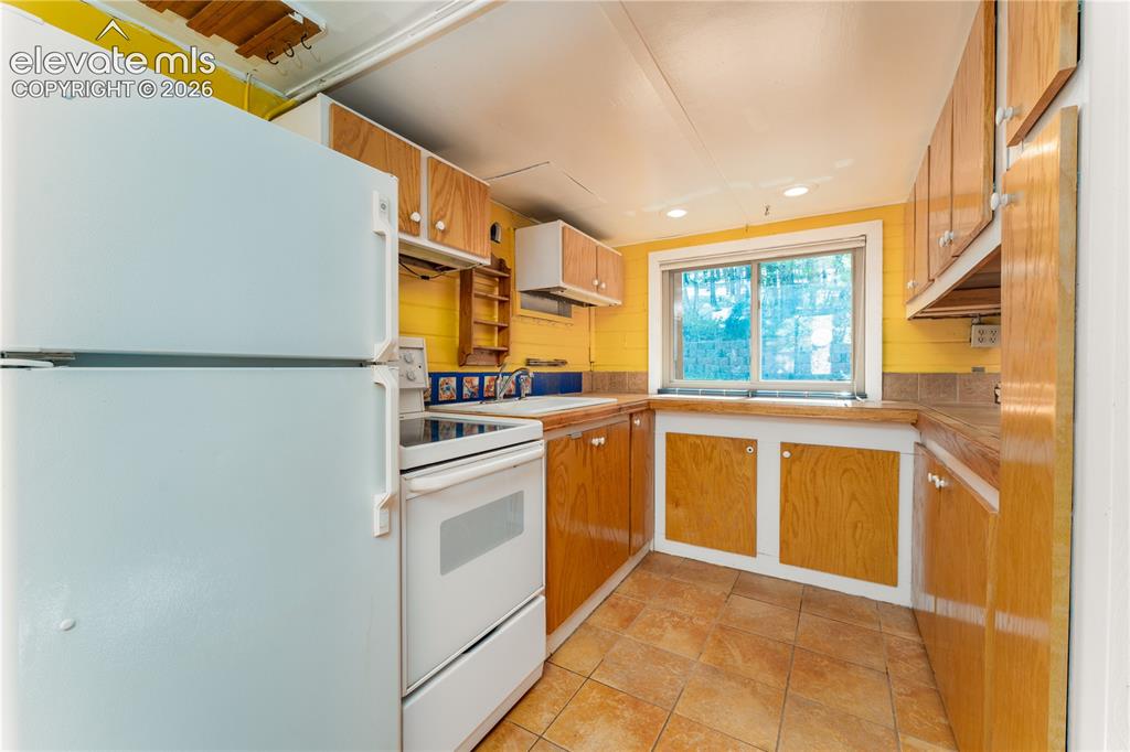 Image 5 of 27: Kitchen