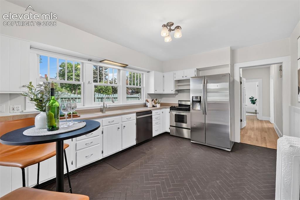 Image 15 of 36: Kitchen