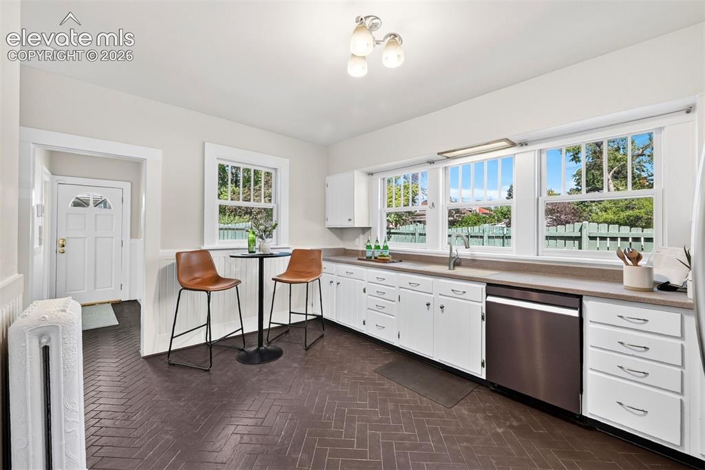 Image 16 of 36: Kitchen