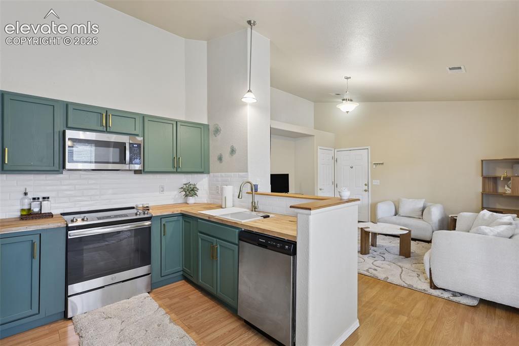 Image 10 of 35: Kitchen