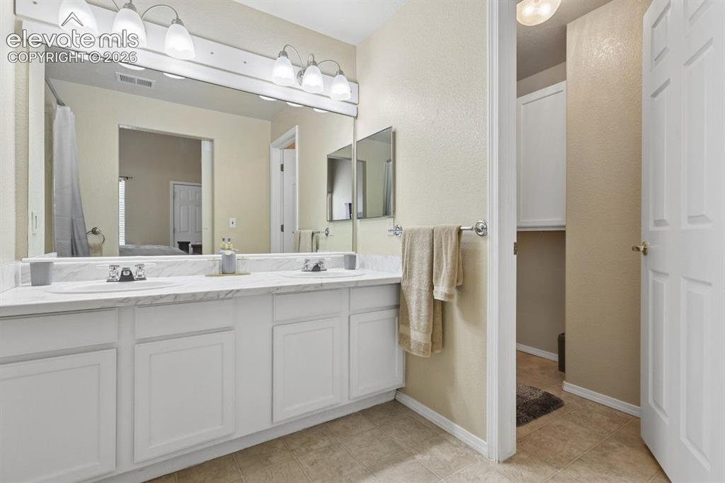 Image 15 of 35: Bathroom