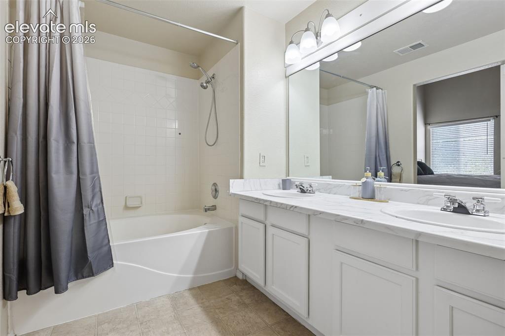 Image 17 of 35: Bathroom