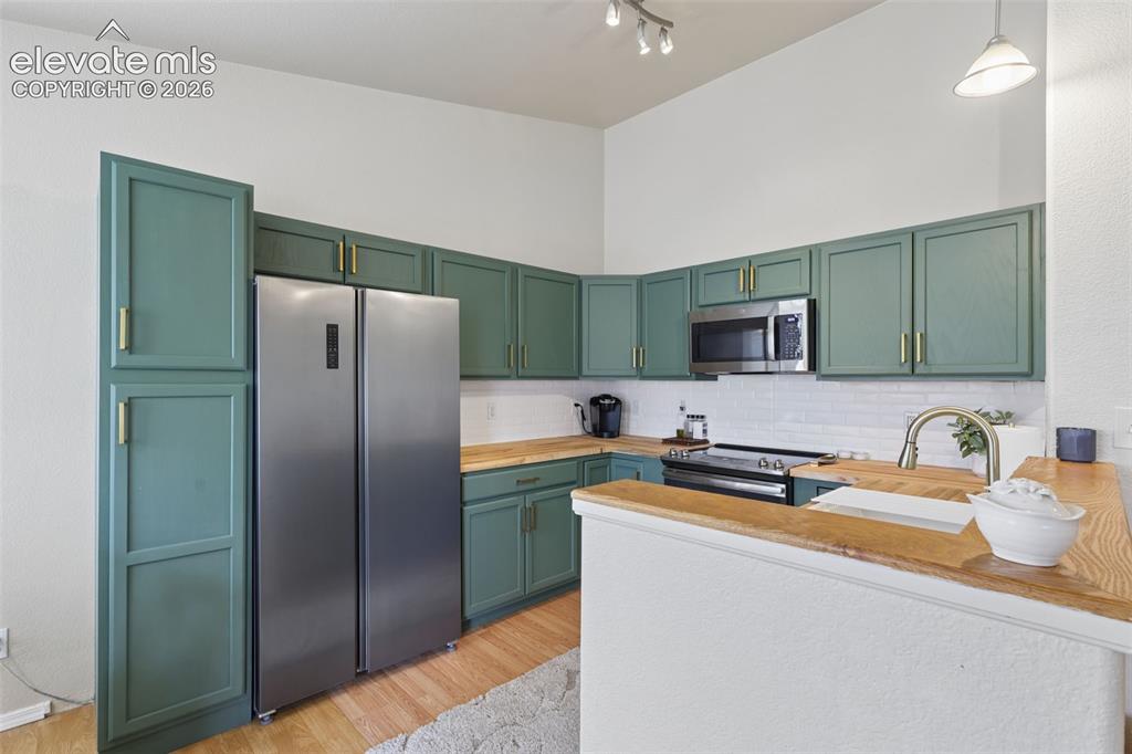 Image 8 of 35: Kitchen