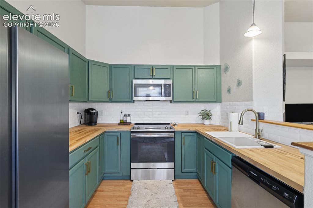 Image 9 of 35: Kitchen