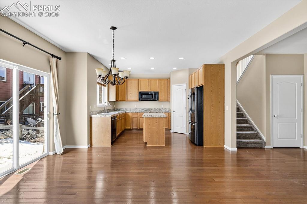 Image 5 of 45: Kitchen