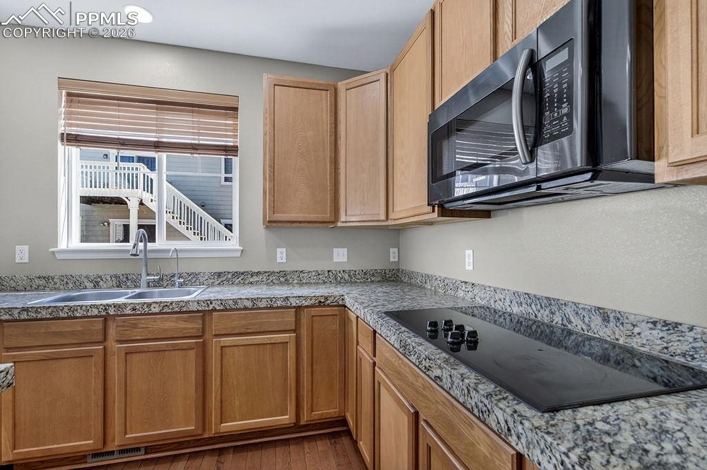 Image 7 of 45: Kitchen