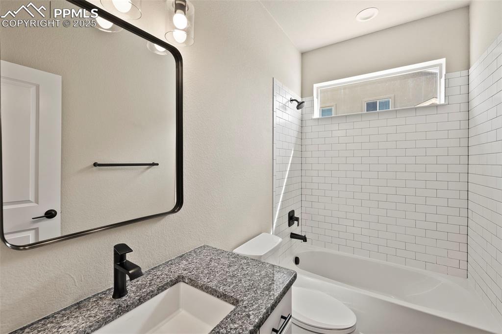Image 10 of 50: Bathroom