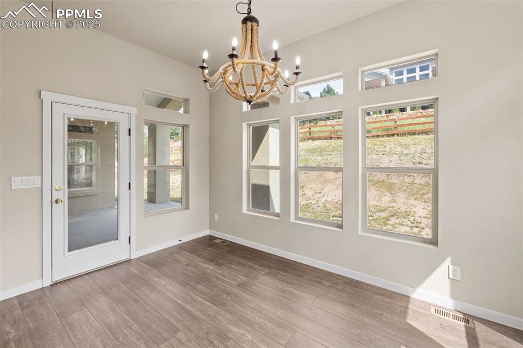 Image 12 of 50: Dining Area