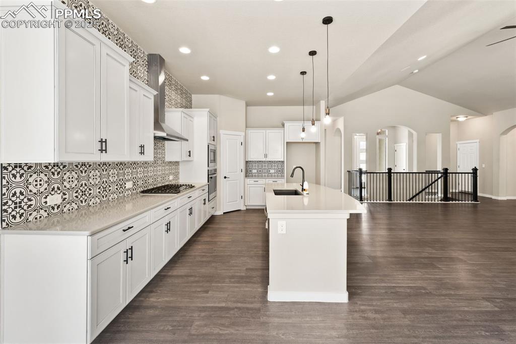 Image 13 of 50: Kitchen