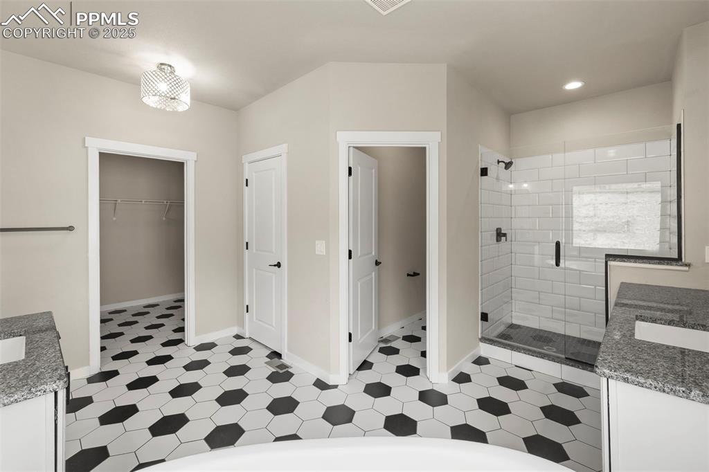 Image 18 of 50: Bathroom