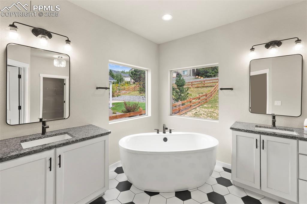 Image 19 of 50: Bathroom