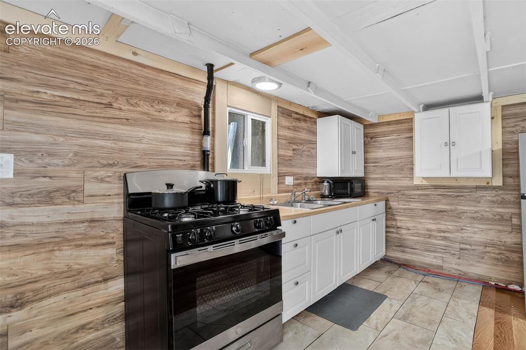Image 10 of 39: Gas range in kitchen