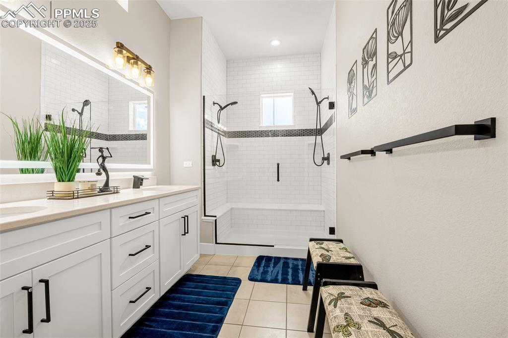 Image 11 of 35: Dual shower heads