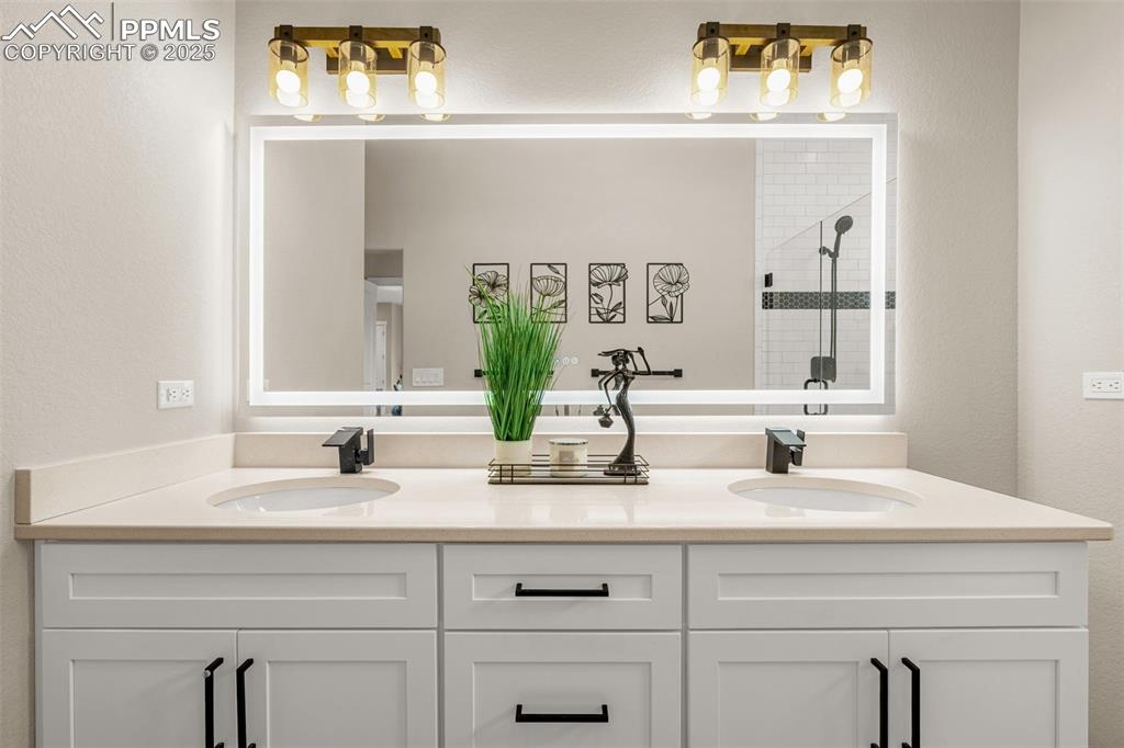 Image 12 of 35: Faucets that display the temperature!! LED mirror w/ defogger