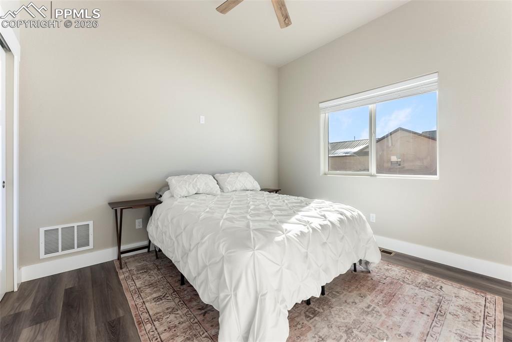 Image 19 of 42: Bedroom