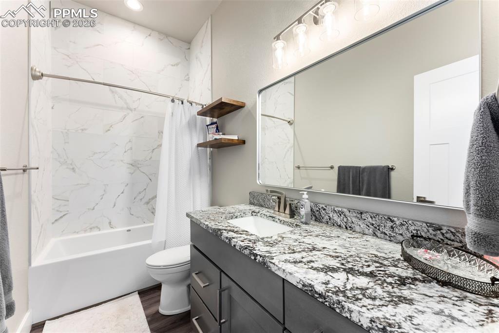 Image 20 of 42: Bathroom