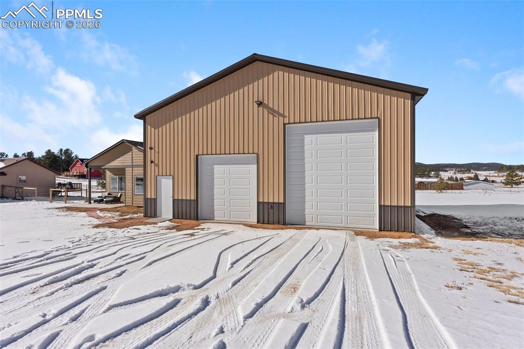 Image 26 of 42: Garage