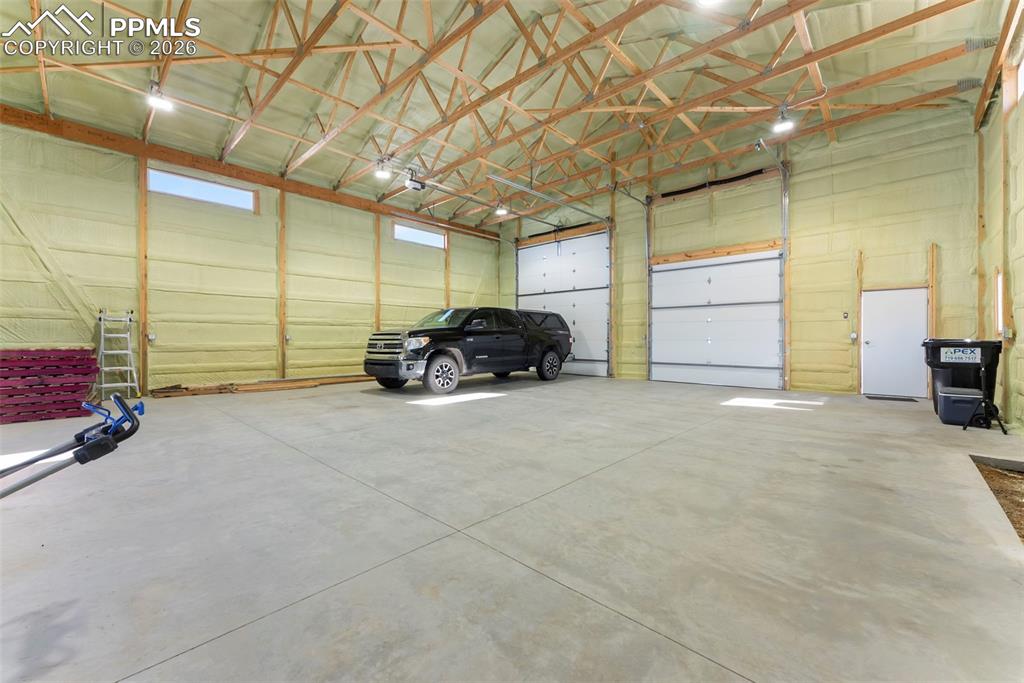 Image 27 of 42: Garage