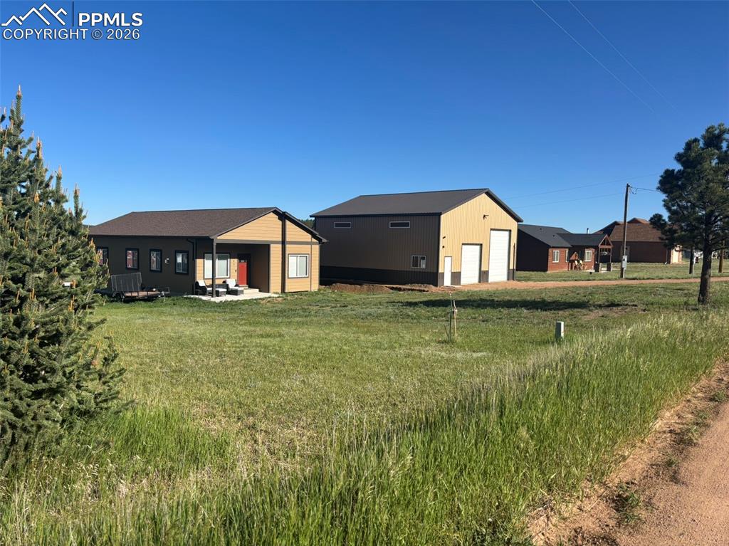 Image 37 of 42: Yard