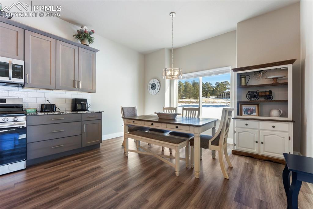 Image 7 of 42: Dining Area