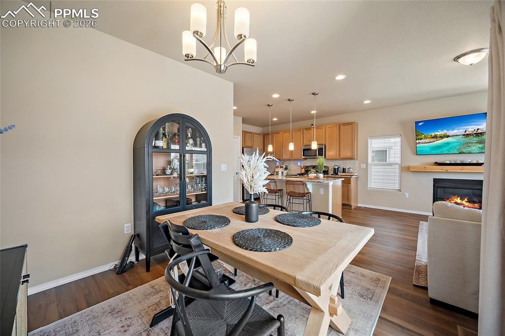 Image 18 of 49: Dining Area