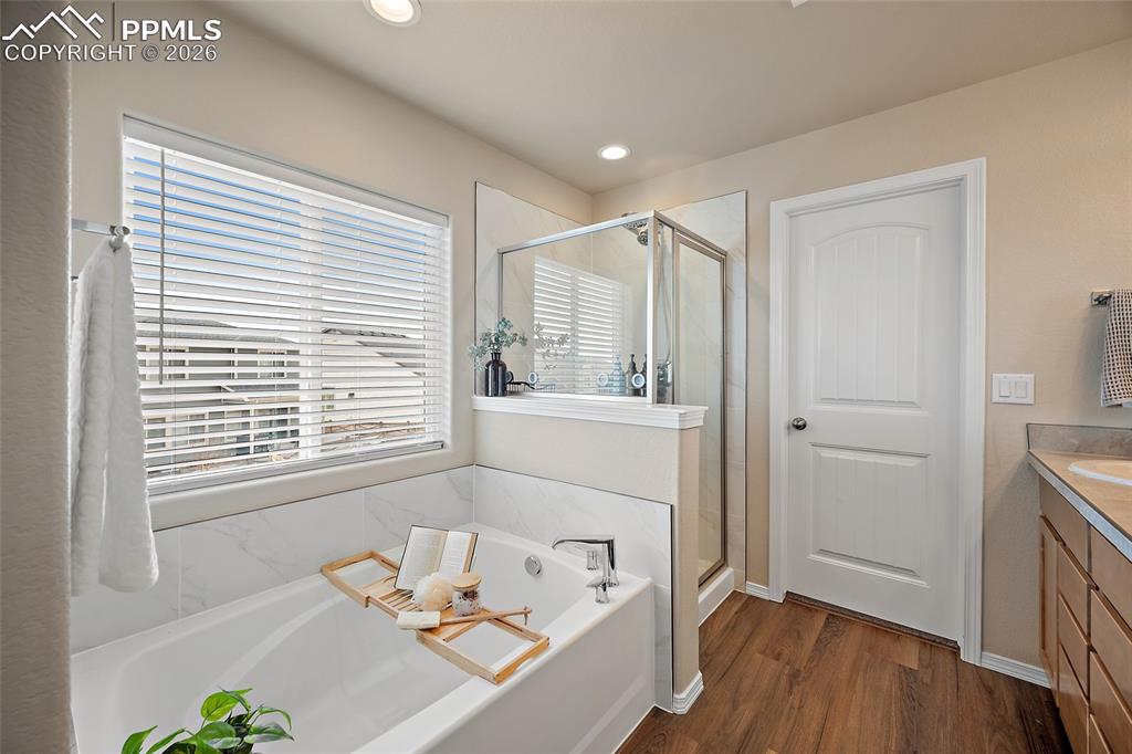 Image 25 of 49: 5-piece ensuite bath