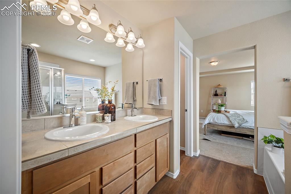 Image 26 of 49: Bathroom