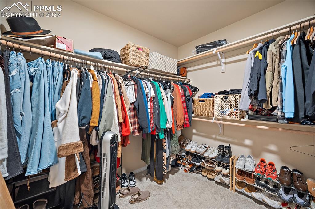 Image 27 of 49: Oversized closet