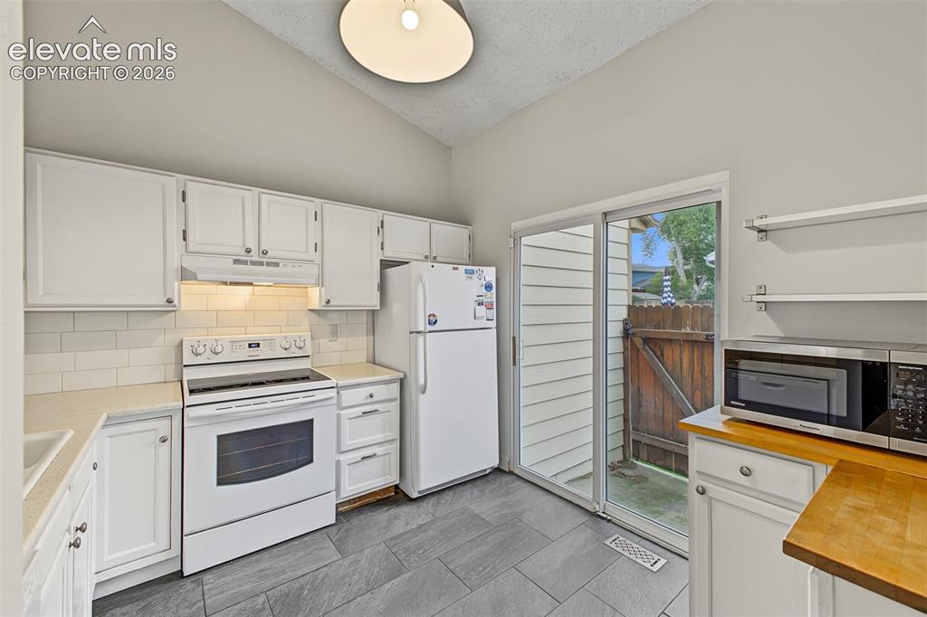 Image 10 of 25: Kitchen