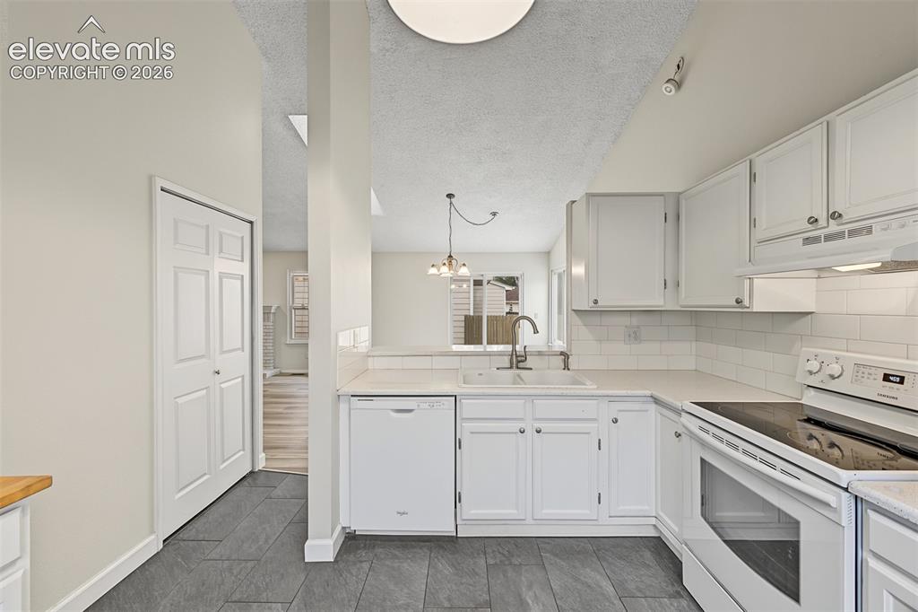 Image 11 of 25: Kitchen